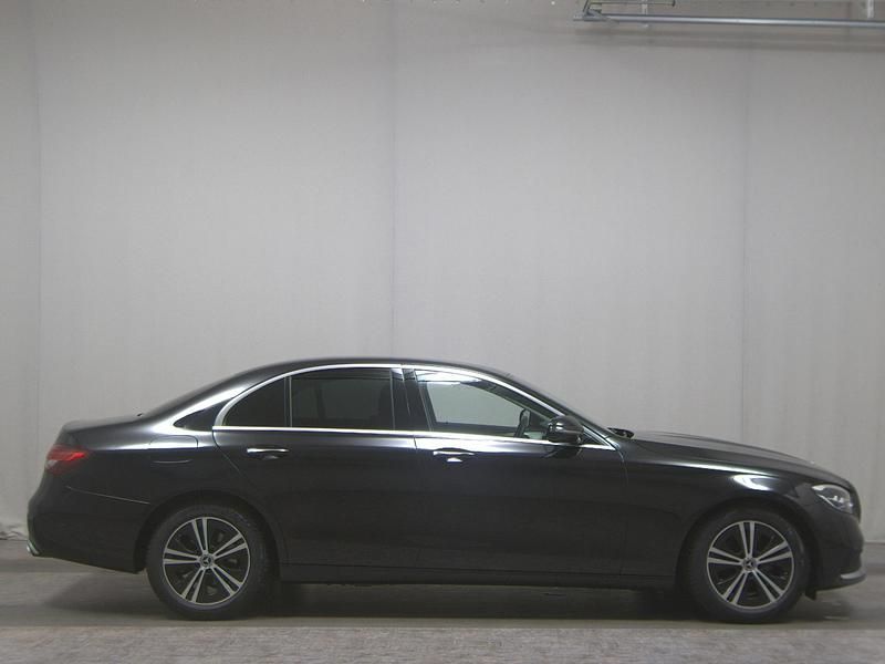 Schwarz Gebraucht 2021 Mercedes E220 Avantgarde Limousine | 30.980 € (Guter Preis) - Bild 1/4