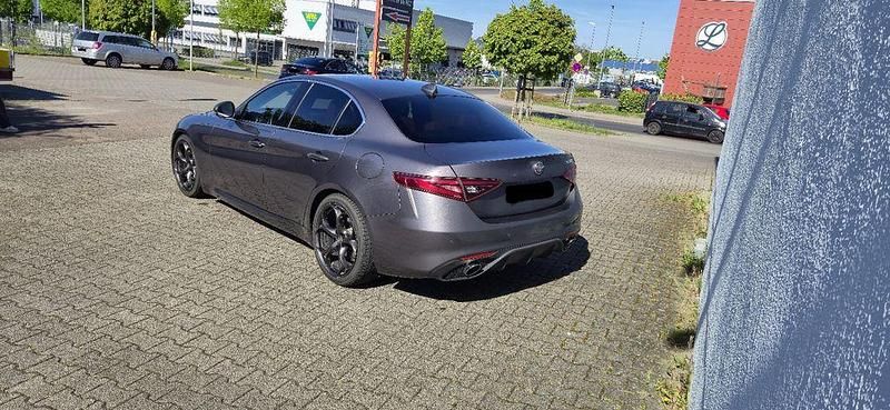 Gebraucht Alfa Romeo Giulia Super 179 PS (131 kW) 2016 Grau Limousine