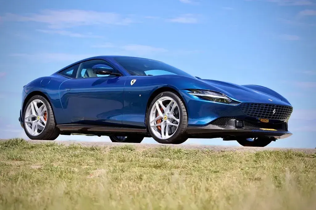 Gebraucht Ferrari Roma 620 PS (456 kW) 2022 Blau Coupé
