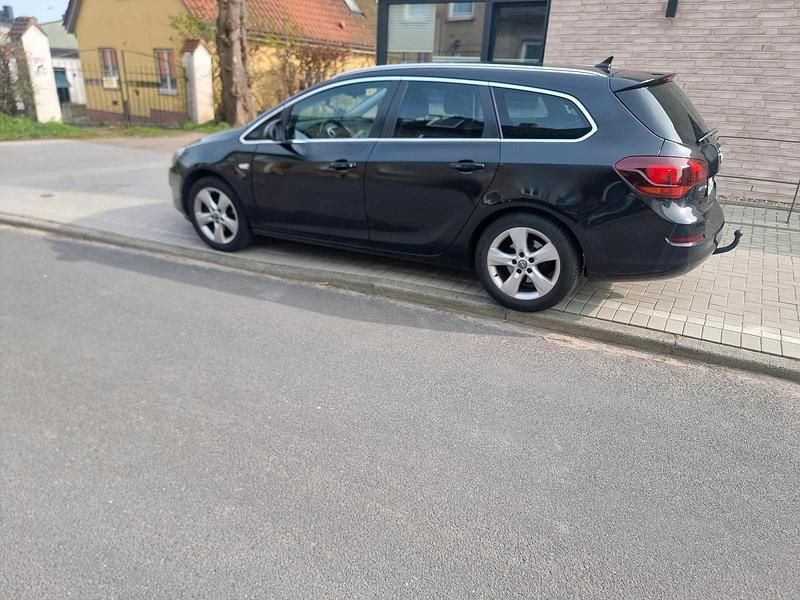 Gebraucht Opel Astra 130 PS (95 kW) 2012 Schwarz Kombi