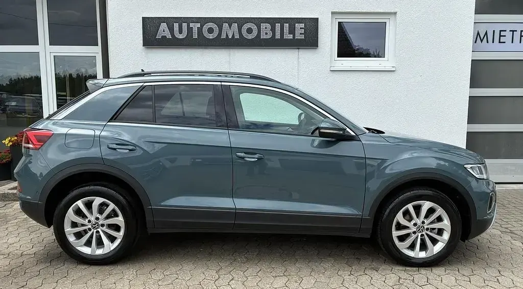 Gebraucht VW T-Roc 150 PS (110 kW) 2025 Petrol blue metallic SUV