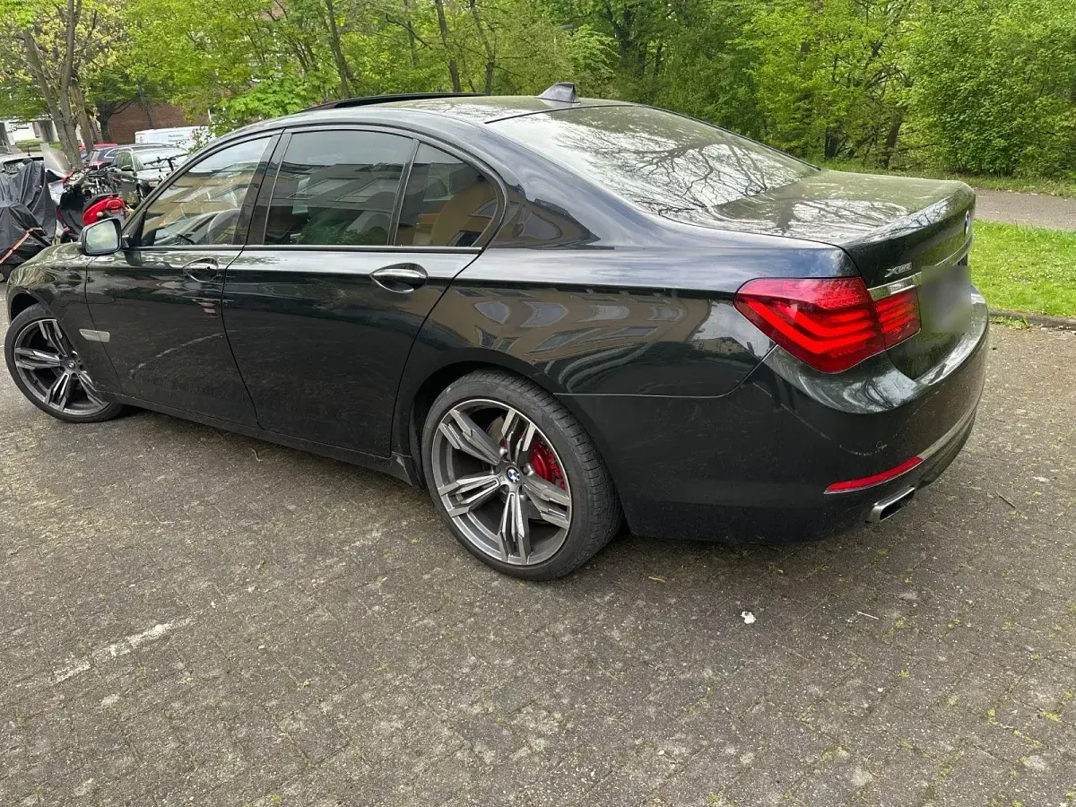 Gebraucht BMW 750 Sport Line 381 PS (280 kW) 2012 Schwarz Limousine