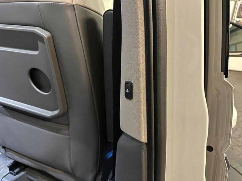 Second-hand VW Multivan Style 204 CP (150 kW) 2023 Alb Monovolum