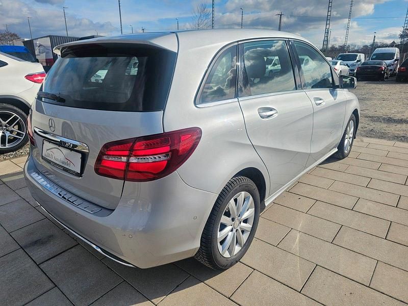 Gebraucht Mercedes B180 122 PS (89 kW) 2014 Silber Van / Kleinbus