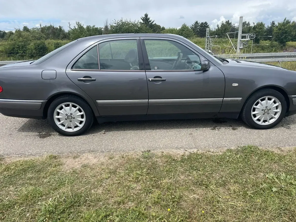Gebraucht Mercedes E200 136 PS (100 kW) 1996 Silber Limousine