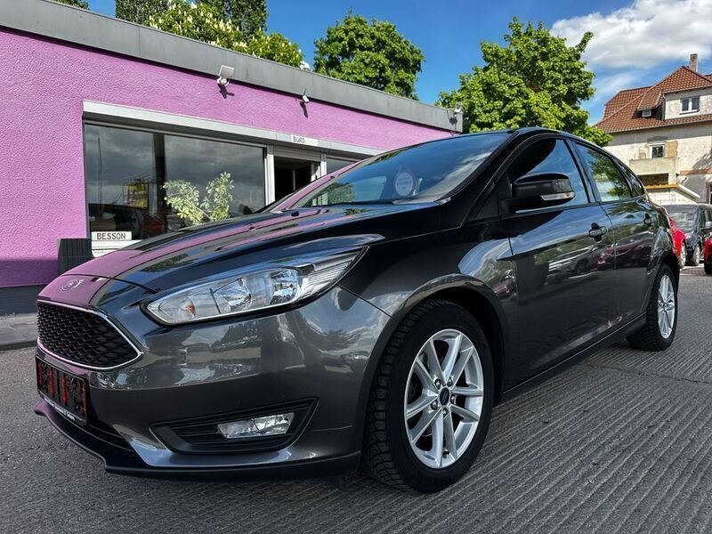 Grau Gebraucht 2018 Ford Focus Trend+ Limousine | 10.990 € (Fairer Preis) - Bild 1/4