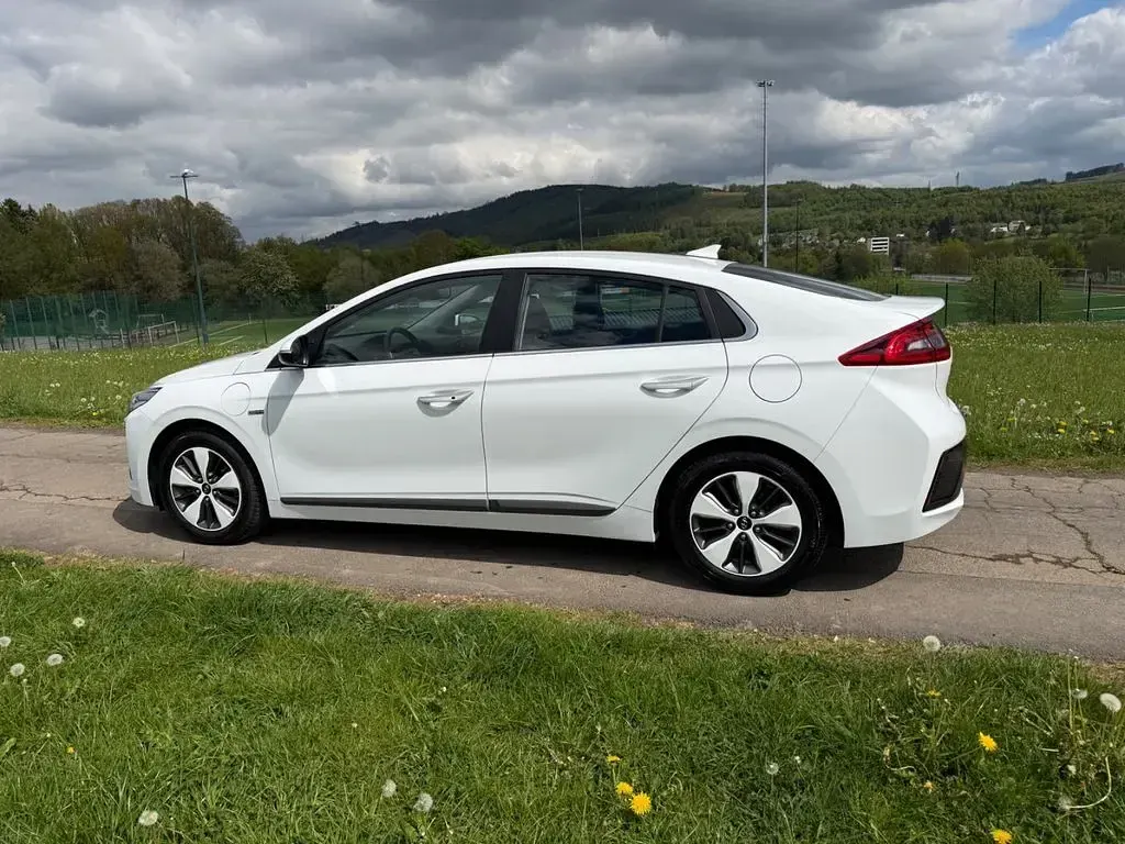 Gebraucht Hyundai Ioniq Style 141 PS (103 kW) 2019 Weiß Kleinwagen