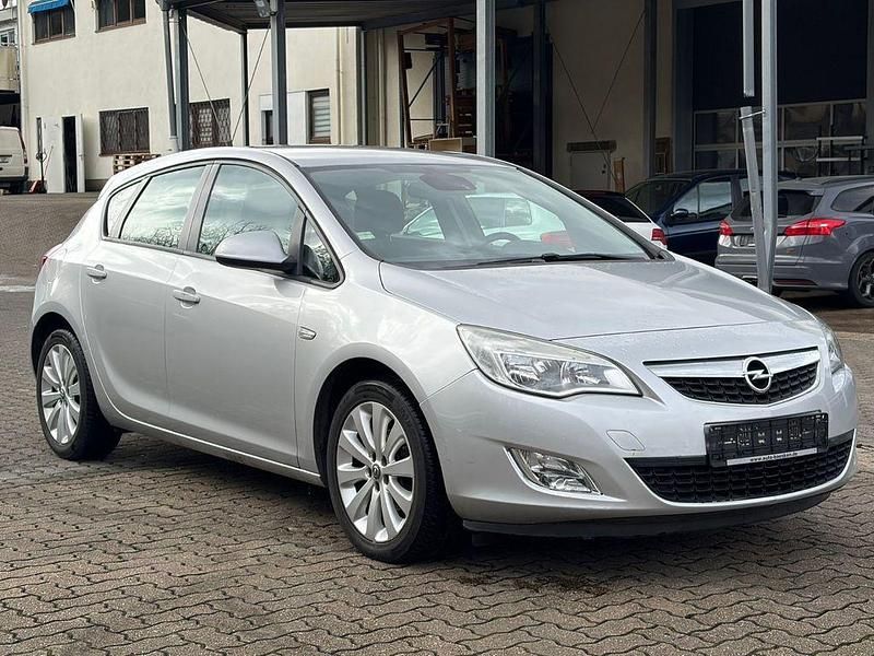 Gebraucht Opel Astra Edition 116 PS (85 kW) 2011 Silber Limousine