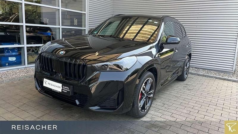 Saphirschwarz metallic Gebraucht 2025 BMW X1 M Sport SUV | 44.899 € (Teuer) - Bild 1/4