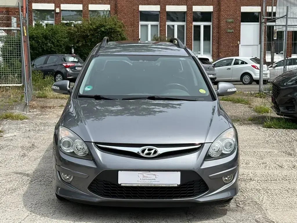 Gebraucht Hyundai i30 90 PS (66 kW) 2012 Grau Kombi