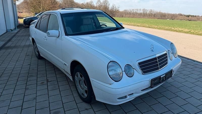 Gebraucht Mercedes E220 115 PS (84 kW) 2000 Weiß Limousine