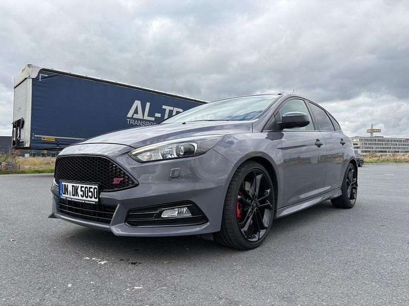 Grau Gebraucht 2016 Ford Focus Sport Limousine | 16.599 € (Fairer Preis) - Bild 1/4