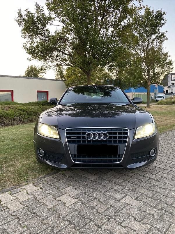 Grau Gebraucht 2010 Audi A5 Coupé | 5.850 € (Guter Preis) - Bild 1/4