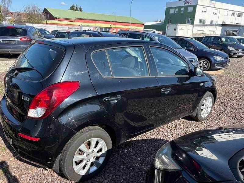 Gebraucht Hyundai i20 Classic 86 PS (63 kW) 2013 Schwarz Kleinwagen