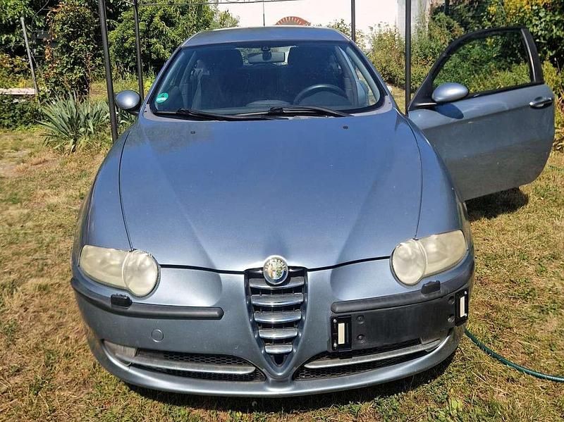 Silber Gebraucht 2002 Alfa Romeo 147 Distinctive Kleinwagen | 1.000 € (Fairer Preis) - Bild 1/4