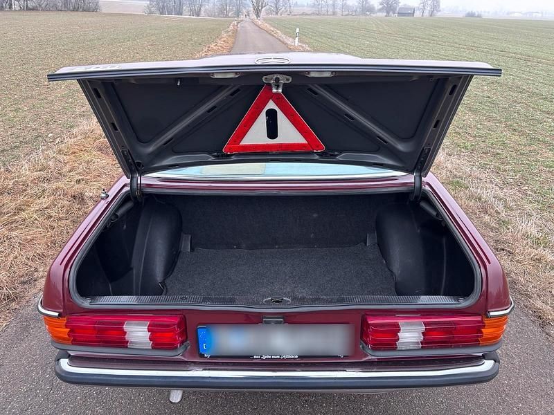 Gebraucht Mercedes 200 109 PS (80 kW) 1983 Rot Limousine