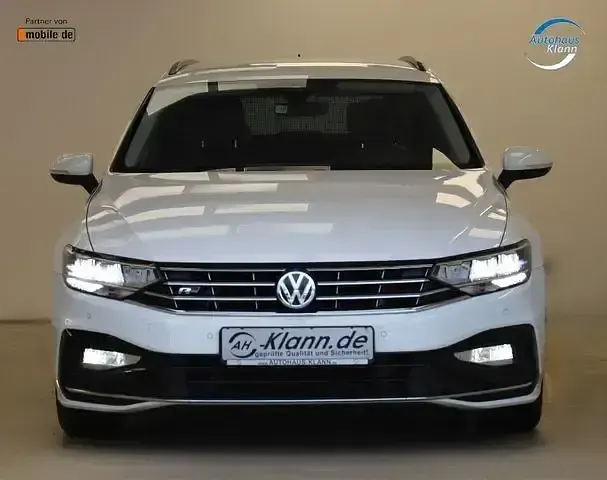 Gebraucht VW Passat R-line 150 PS (110 kW) 2020 Sonderlackierung pure white (metallic) Kombi