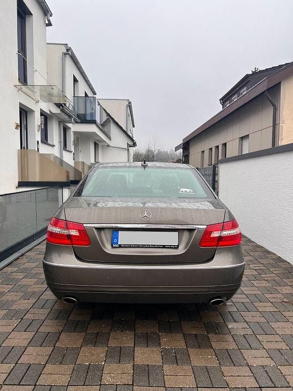 Grau Gebraucht 2012 Mercedes E350 Limousine | 7.500 € (Superpreis) - Bild 1/4