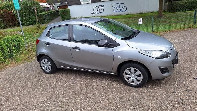 Silber Gebraucht 2013 Mazda 2 Prime-Line Kleinwagen | 5.150 € (Fairer Preis) - Bild 1/4