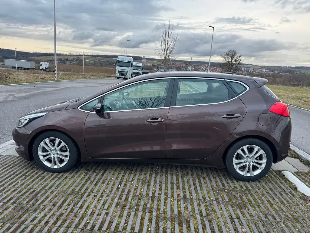 Gebraucht Kia Ceed 128 PS (94 kW) 2012 Braun Kleinwagen