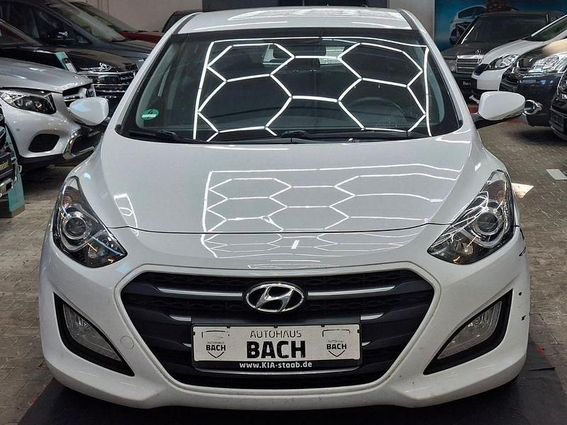 Gebraucht Hyundai i30 Trend 101 PS (74 kW) 2016 Weiß Limousine