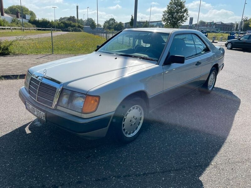 Silber Gebraucht 1988 Mercedes E300 Coupé | 9.400 € - Bild 1/4