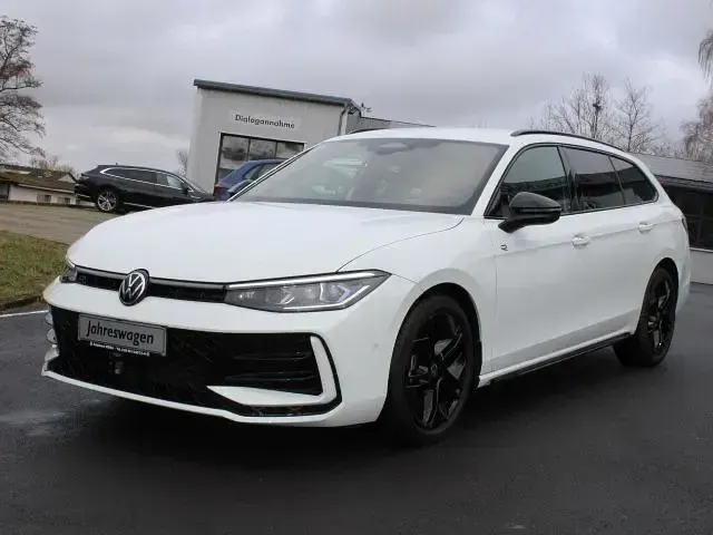 Gebraucht VW Passat R-line 193 PS (141 kW) 2024 Pure white Kombi