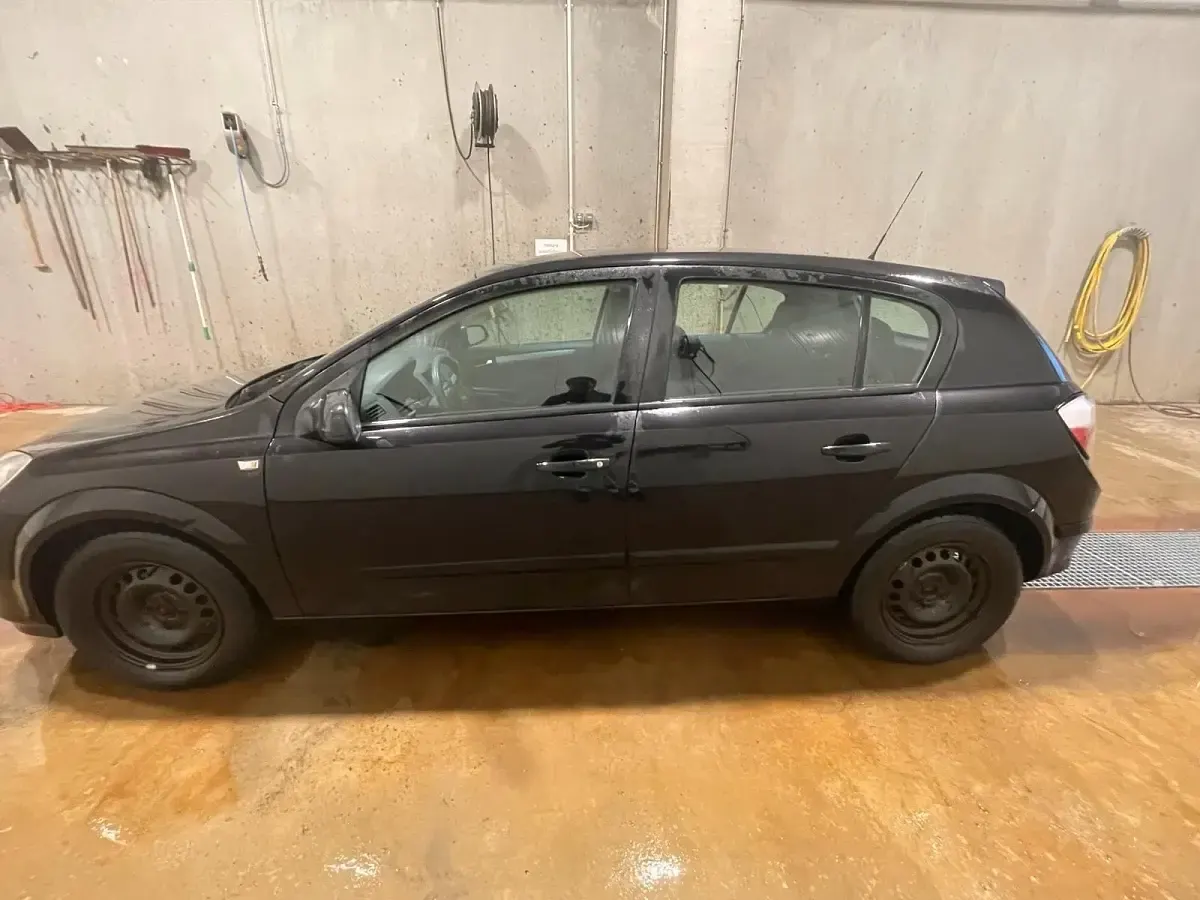 Second-hand Opel Astra 90 CP (66 kW) 2005 Negru Hatchback