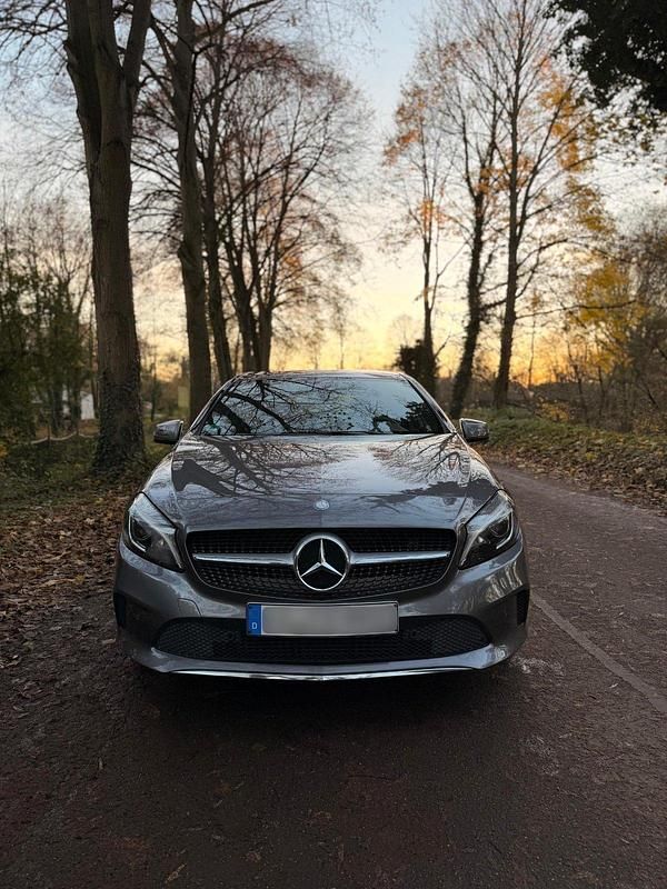 Grau Gebraucht 2016 Mercedes A180 Kleinwagen | 14.200 € (Fairer Preis) - Bild 1/4
