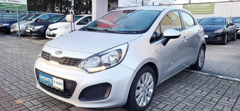 Silber Gebraucht 2011 Kia Rio Edition 7 Kombi | 3.990 € (Guter Preis) - Bild 1/4