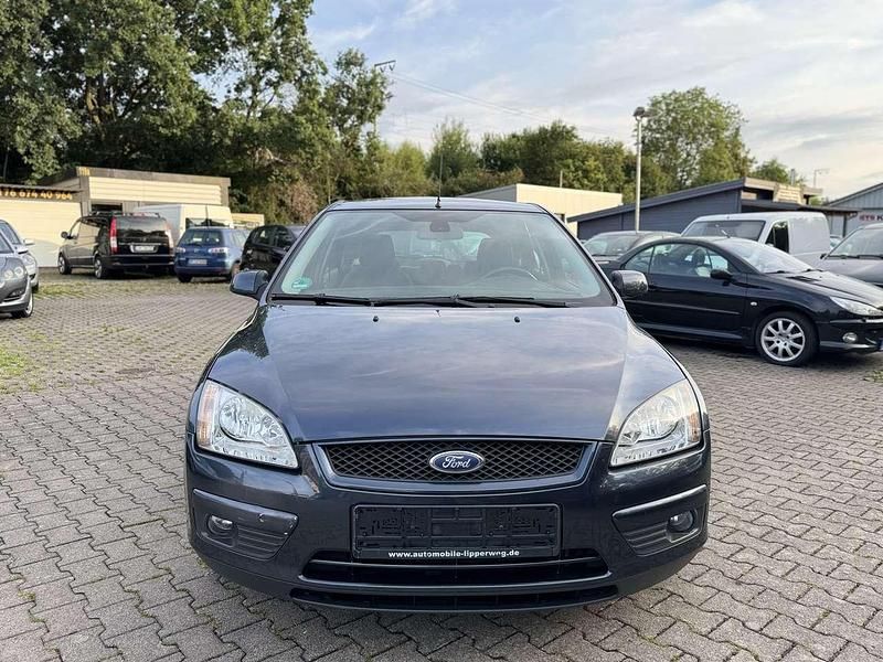 Grau Gebraucht 2007 Ford Focus Basis Limousine | 1.890 € - Bild 1/4