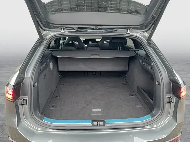 Gebraucht VW Passat R-line 150 PS (110 kW) 2024 Grau Kombi