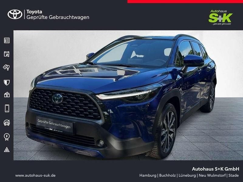 Nachtblau mica metallic Gebraucht 2023 Toyota Corolla Cross Basis SUV | 34.460 € - Bild 1/4