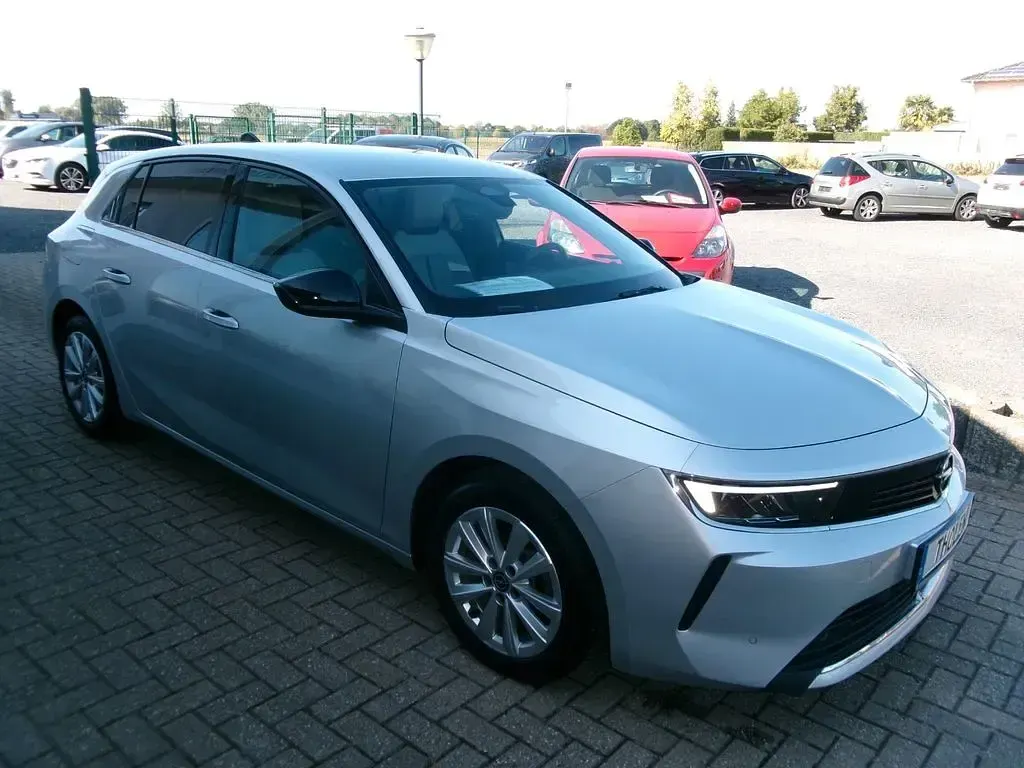 Gebraucht Opel Astra Elegance 131 PS (96 kW) 2023 Silber Kleinwagen