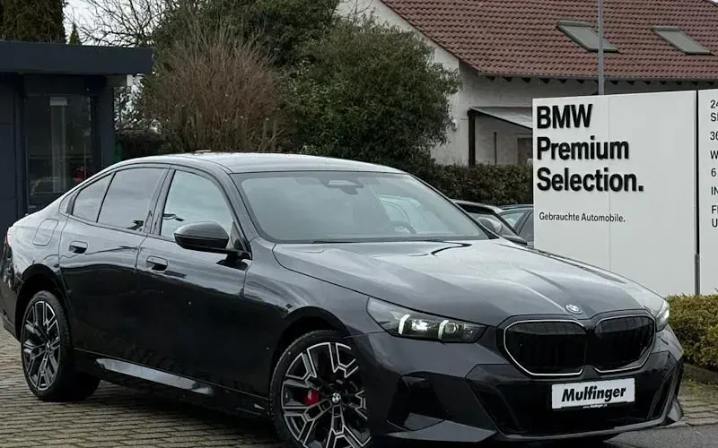 Neu BMW 550e M Sport 489 PS (359 kW) 2026 Grau Limousine