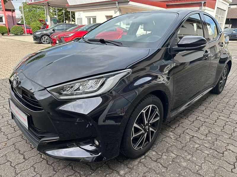 Night time black (metallic) Gebraucht 2021 Toyota Yaris Team Kleinwagen | 13.950 € (Fairer Preis) - Bild 1/4
