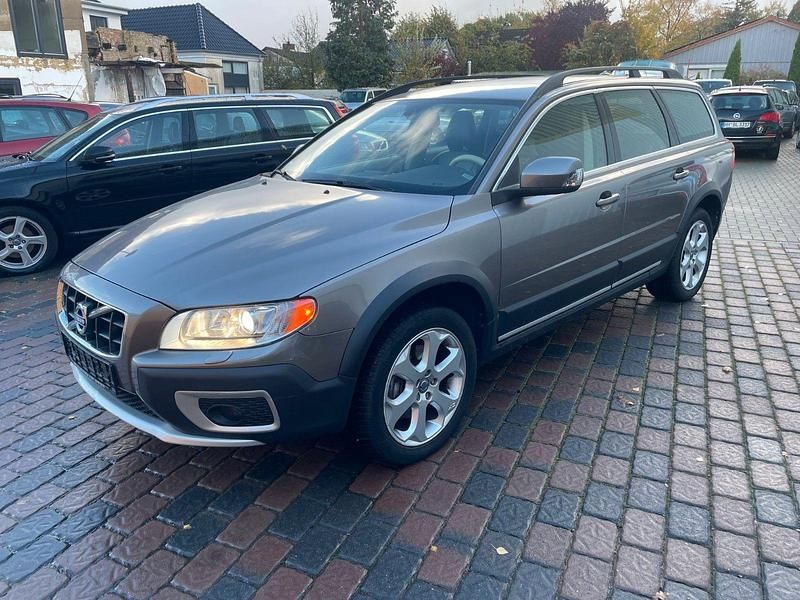Grau Gebraucht 2011 Volvo XC70 Summum Kombi | 13.480 € - Bild 1/4