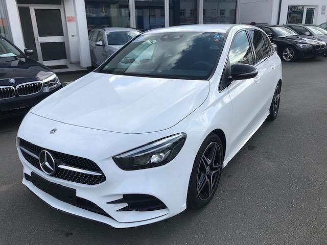 Weiß Gebraucht 2020 Mercedes 200 AMG Limousine | 33.950 € - Bild 1/4