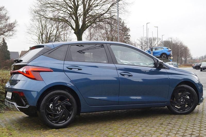 Neu Hyundai i20 Blackline 90 PS (66 kW) 2025 Blau Kleinwagen