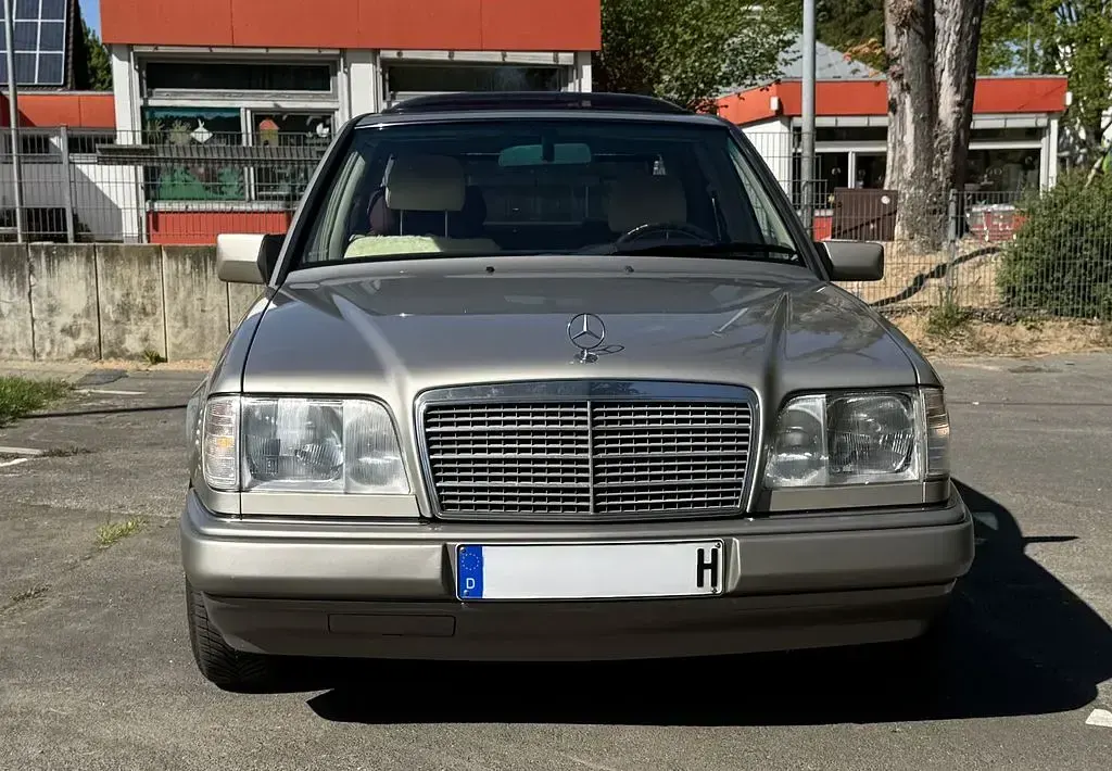 Second-hand Mercedes E250 113 CP (83 kW) 1993 Argintiu Berlinǎ