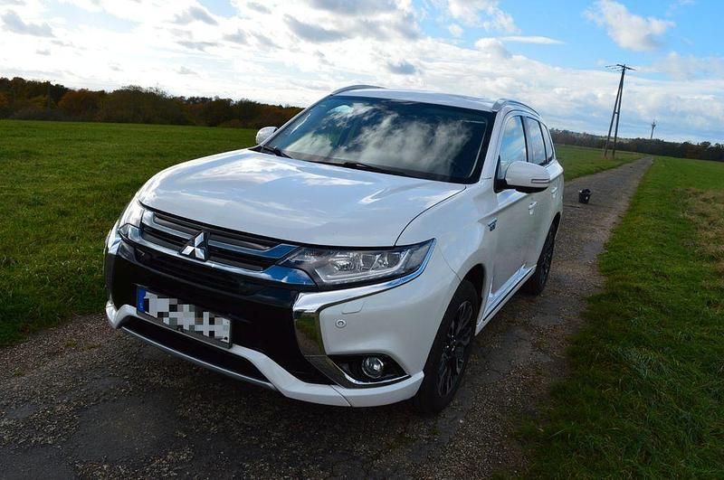 Weiß Gebraucht 2016 Mitsubishi Outlander P-HEV SUV | 14.799 € (Fairer Preis) - Bild 1/4