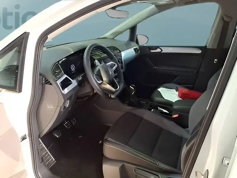 Gebraucht VW Touran 150 PS (110 kW) 2025 Weiß Van / Kleinbus
