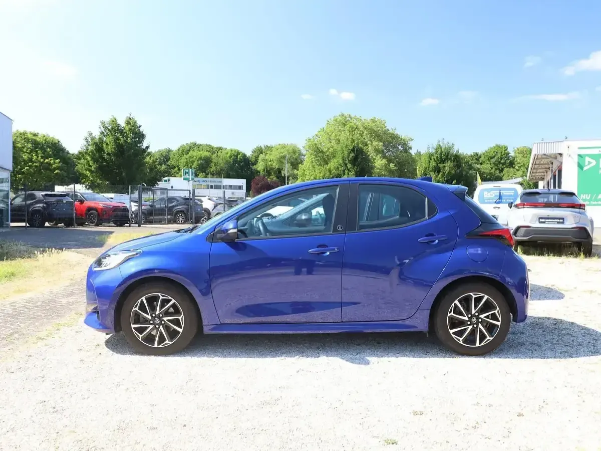 Gebraucht Toyota Yaris 92 PS (67 kW) 2023 Dark blue mica (blau) Kleinwagen