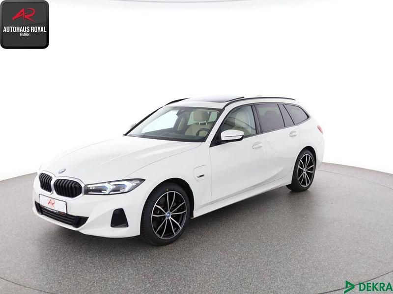 Weiß Gebraucht 2023 BMW 320e Sport Line Limousine | 33.680 € (Fairer Preis) - Bild 1/4