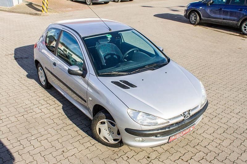 Gebraucht Peugeot 206 Style 75 PS (55 kW) 1999 Silber Kleinwagen