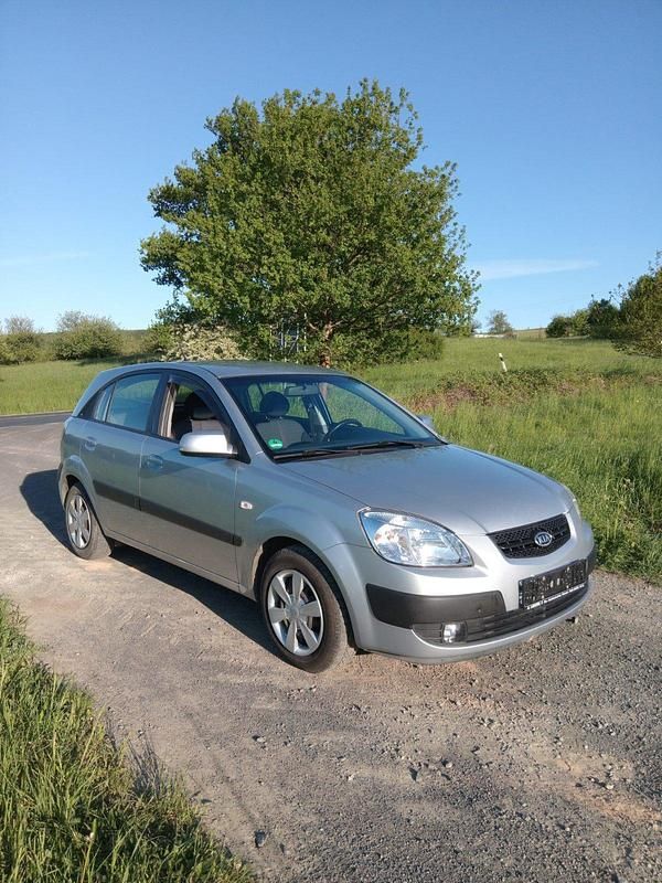 Silber Gebraucht 2006 Kia Rio 2 Limousine | 2.599 € (Fairer Preis) - Bild 1/4
