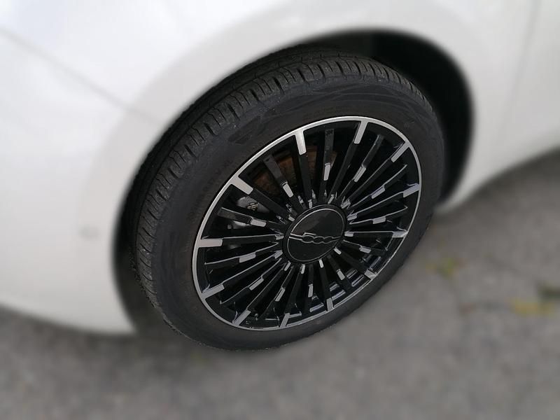 Gebraucht Fiat 500e La Prima 86 kW (117 PS) 2023 Colore esterno arktis weiss Kleinwagen