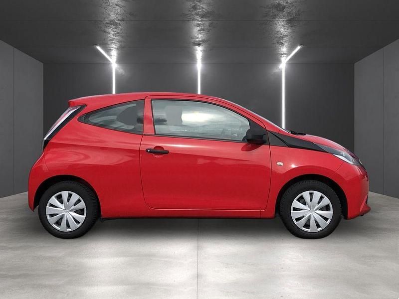 Rot Gebraucht 2015 Toyota Aygo Kleinwagen | 5.990 € (Fairer Preis) - Bild 1/4