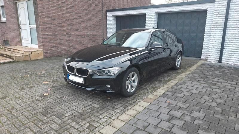 Schwarz Gebraucht 2015 BMW 320 Efficient Dynamics Limousine | 13.700 € (Etwas zu teuer) - Bild 1/4