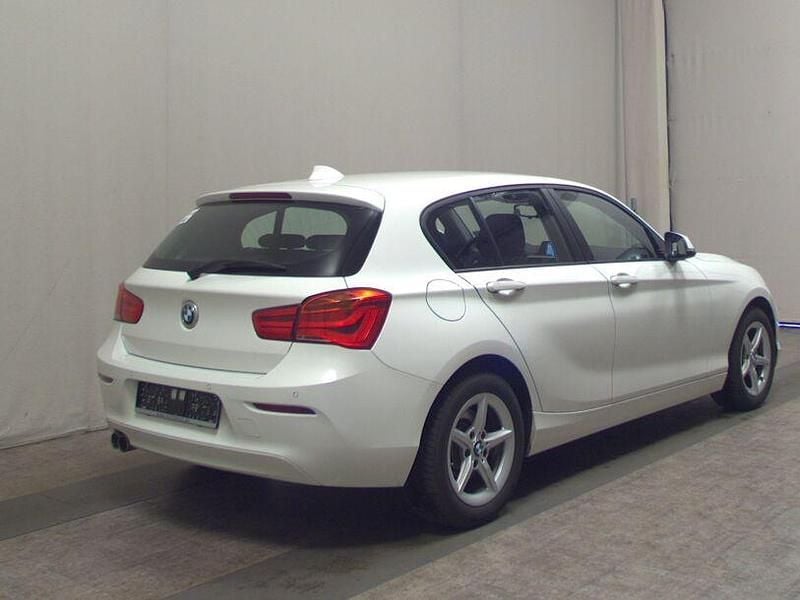 Gebraucht BMW 120 Advantage 184 PS (135 kW) 2018 Alpinweiss Kleinwagen